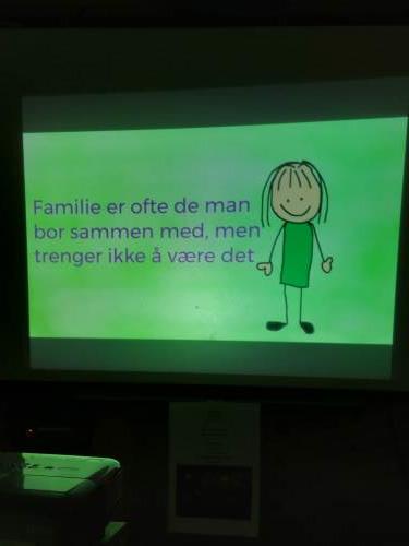 Familie er ofte de man bor sammen med, men det trenger ikke å være det.  Fra samlingstund om familieformer på stor avdeling- Froskane. 